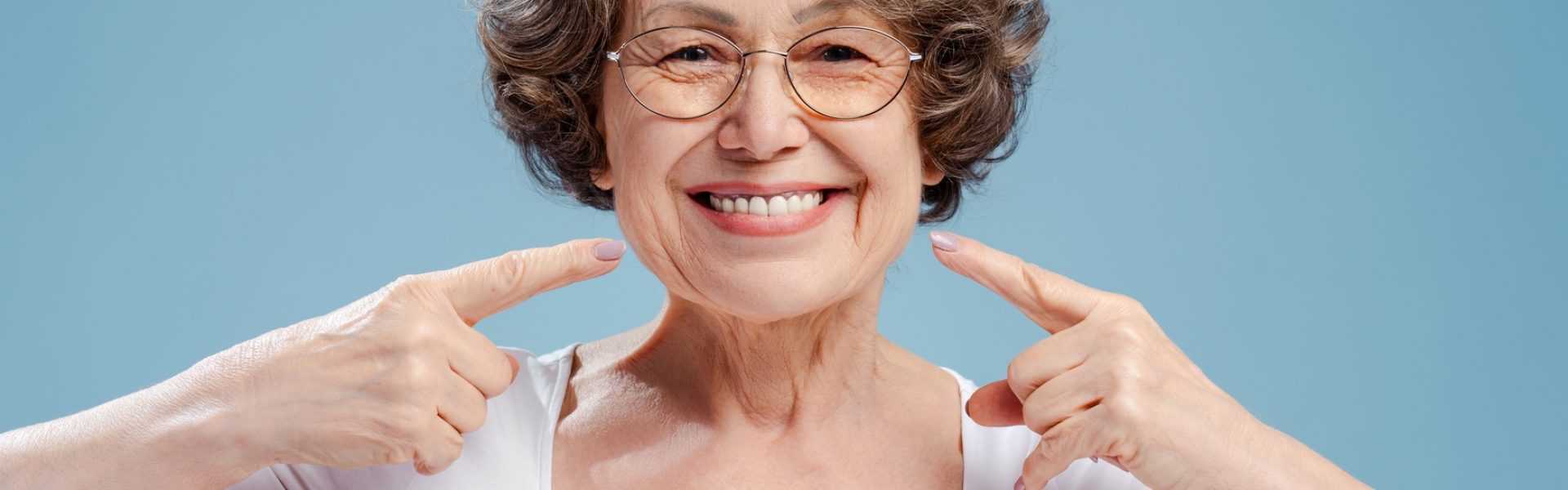 Portrait,Of,Smiling,Beautiful,Mature,Woman,Wearing,Eyeglasses,Pointing,Fingers